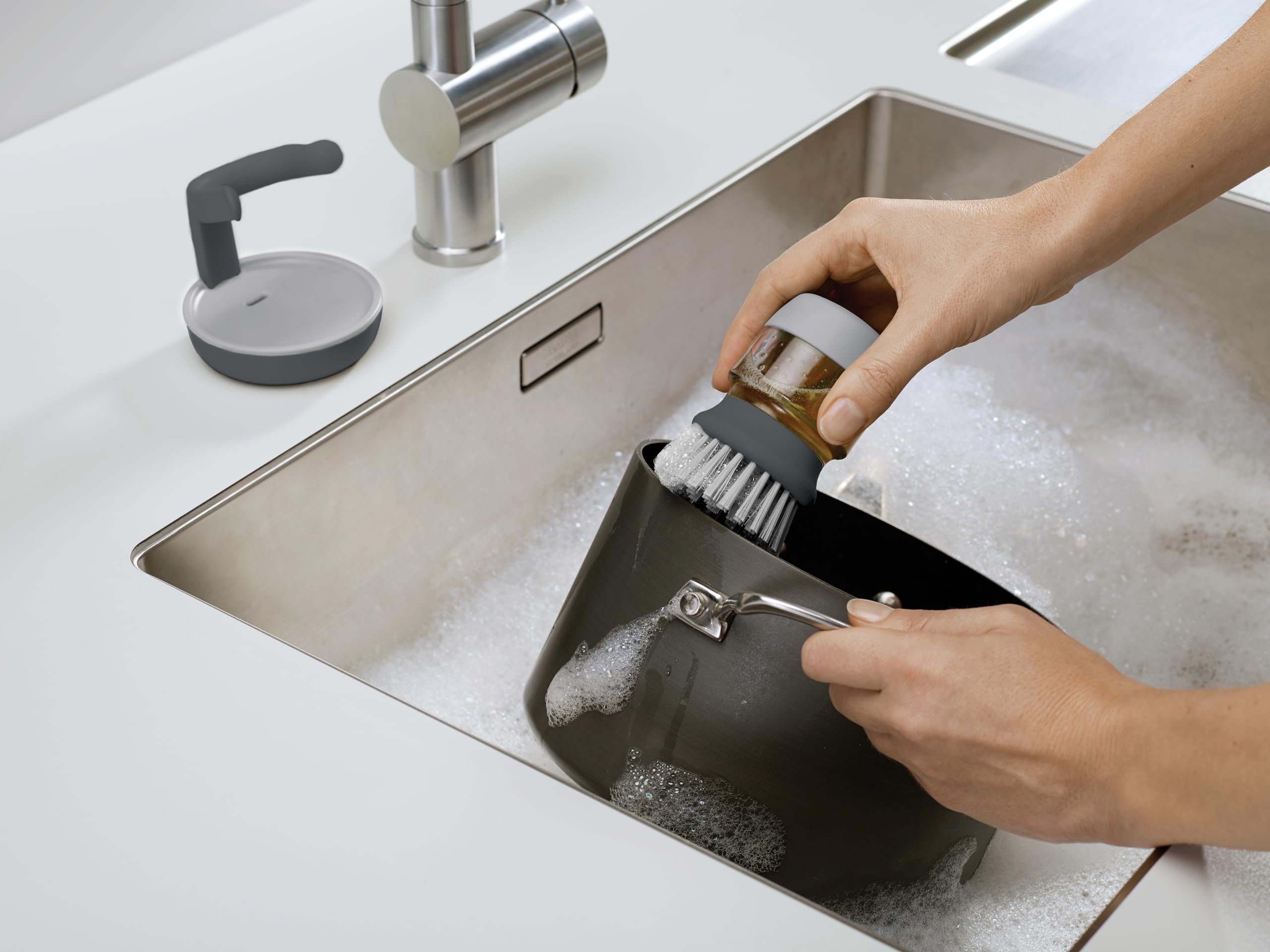 Joseph Joseph Palm Scrub Refillable Soap Dispensing Cleaning Washing Up Kitchen Brush with Storage Stand Holder
